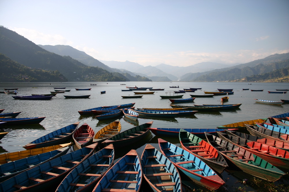 Лодки на озере Фева Покхара