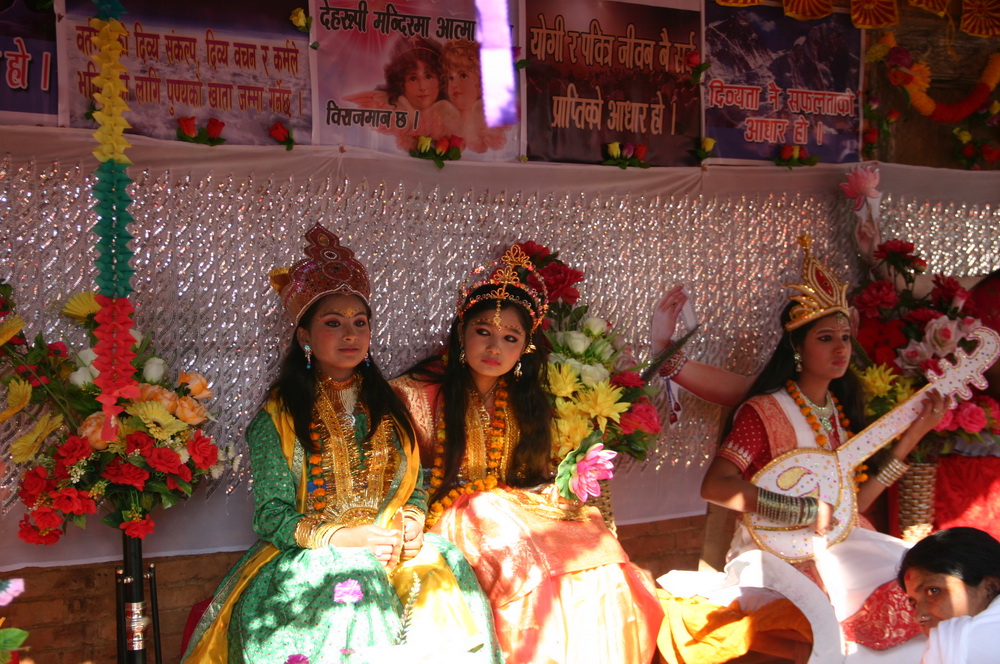 Девочки в костюмах богинь Непал