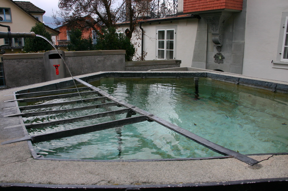 Фонтан с притевой водой в Цюрихе