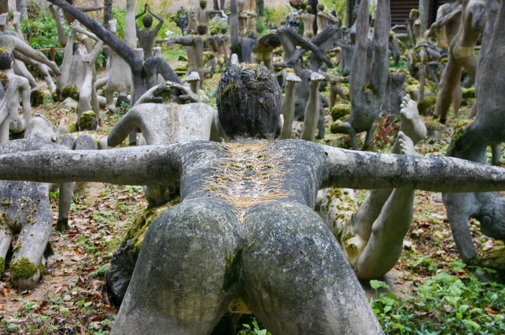Йога-скульпутры в Париккале